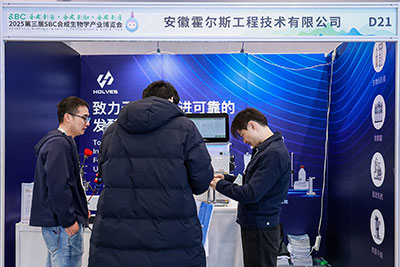 今年会团队与客户交流 今年会团队与客户交流